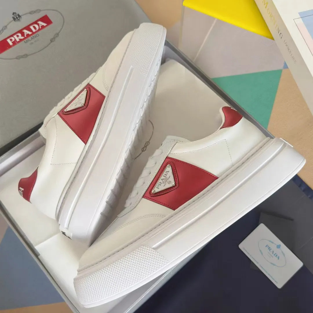 👟👟Ex-factory price 600👟👟 Couple model Prada Latest Couple model Triangle logo Thick sole Casual white shoes Sneakers Original purchase development and production This sneaker combines simple lines and distinctive details into a modern design. The leather upper presents a refined silhouette, with the Prada contrasting logo embellished on the tongue and side inserts. Exquisite packaging at the delivery counter 🛍📦 ▪️Fabric: Original custom imported cowhide material ▪️Lining: Original custom made soft sheepskin ▪️Sole: Original molded non-slip rubber outsole ▪️Sole thickness: 4CM ▪️Size: Women's 35-40 / Men's 39-45